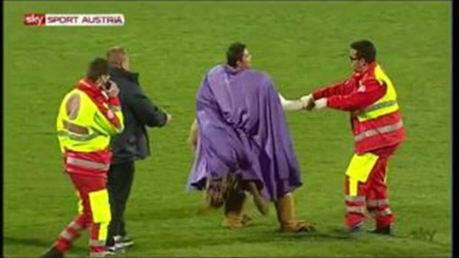 Pouco depois do encontro com o Wiener Neustadt, a mascote do entrou em campo num estado alterado...