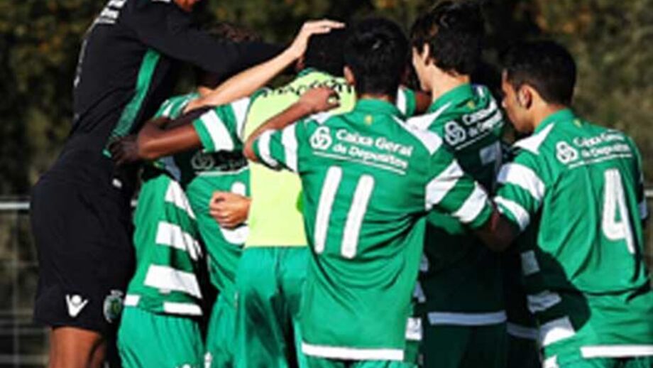 Sporting vence FC Porto e adia decisão do título para o Seixal
