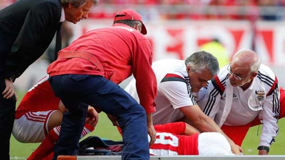 Salvio sai de maca lesionado