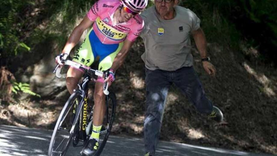 Bicicleta de Contador inspecionada à procura de... motores