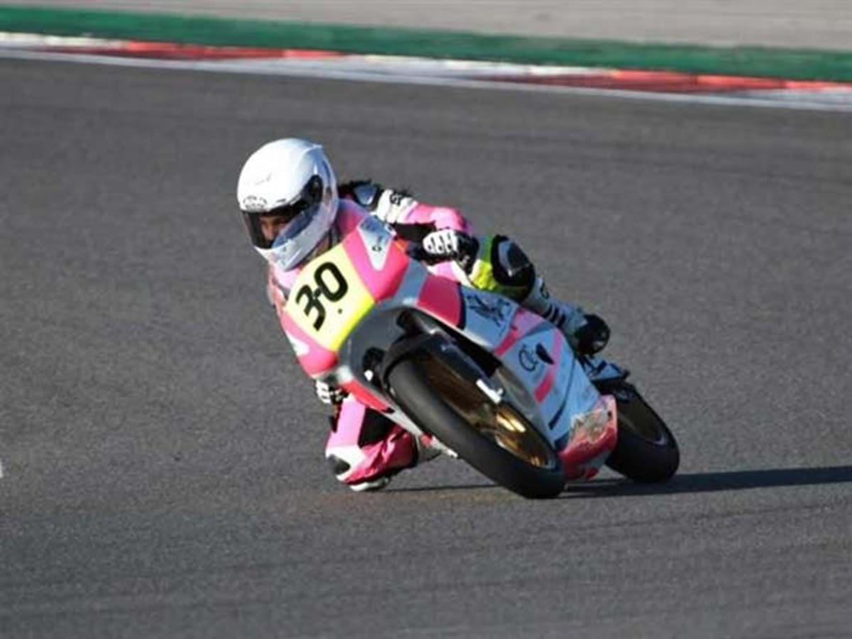 Primeira mulher a vencer corridas de motociclismo em Portugal tem 12 anos