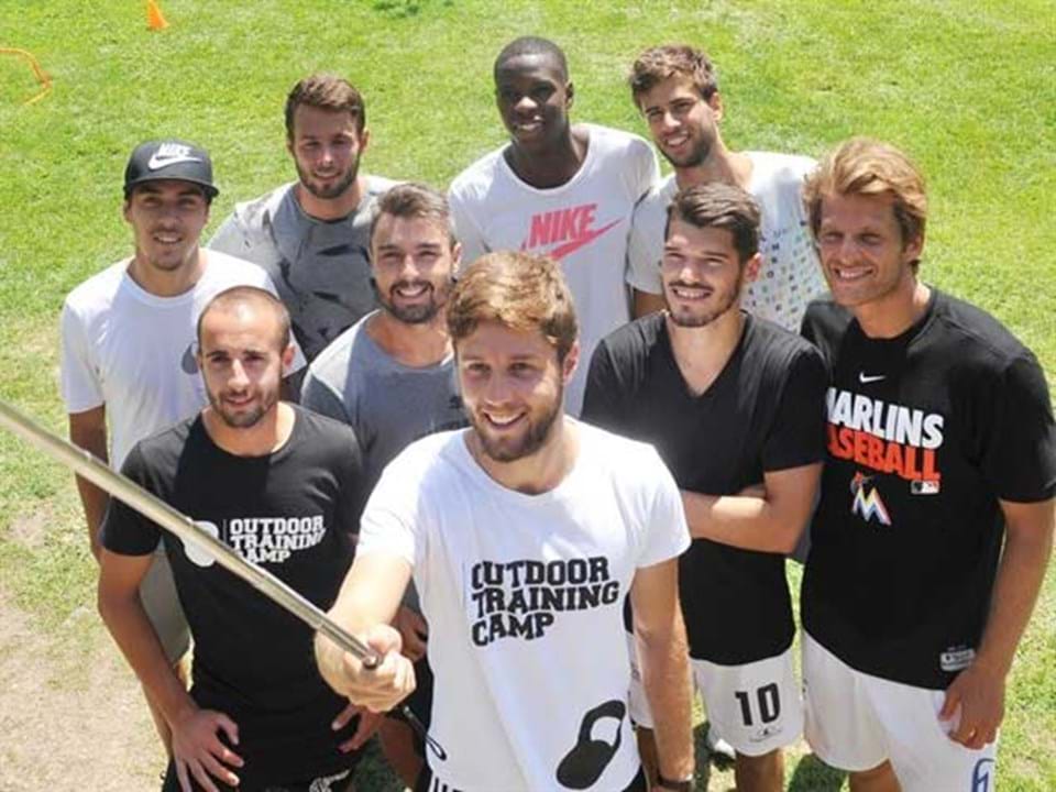 Outdoor de publicidade com jogo de futebol ao vivo