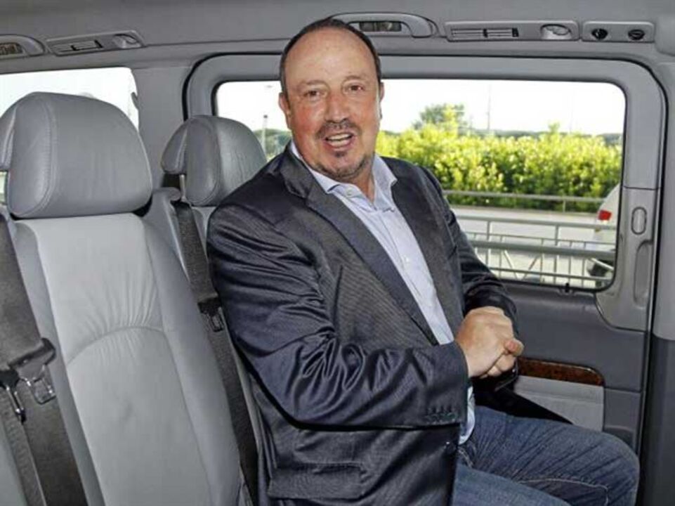 Merengues oficializam Benítez