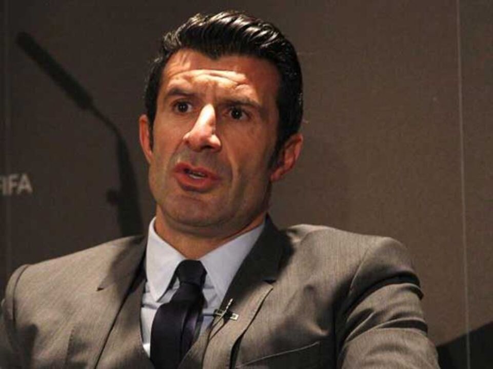 Barcelona pediu retirada de Figo da sua equipa lendária