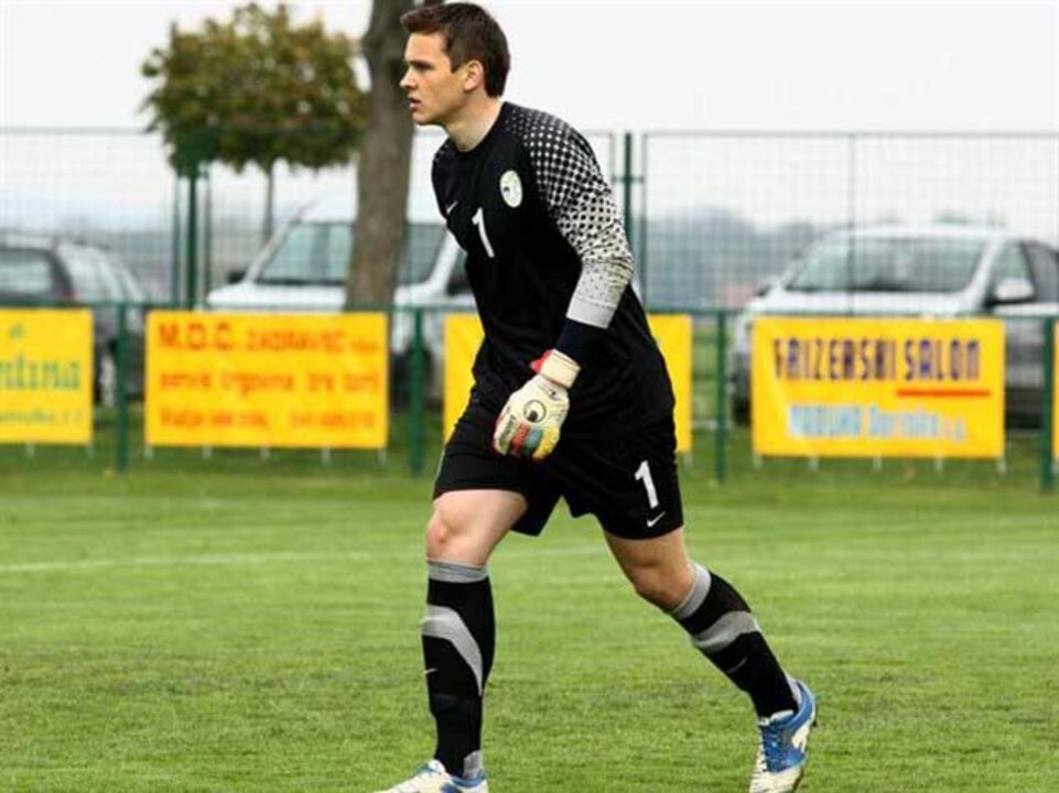 Azbe Jug contratado para a baliza