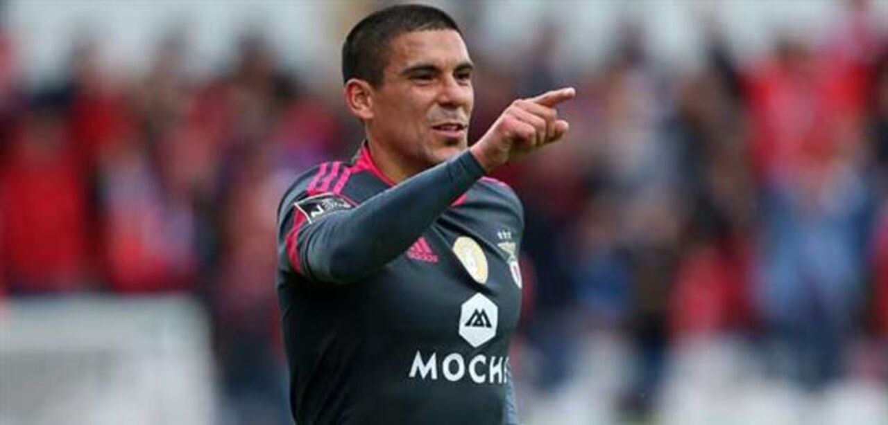 Três anos para Maxi Pereira