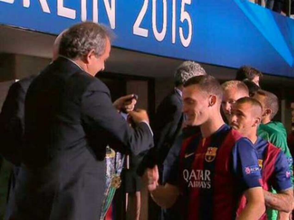 Bravo, Douglas e Vermaelen sem medalha de campeão