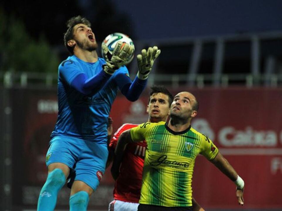 Cláudio Ramos renova por mais duas épocas