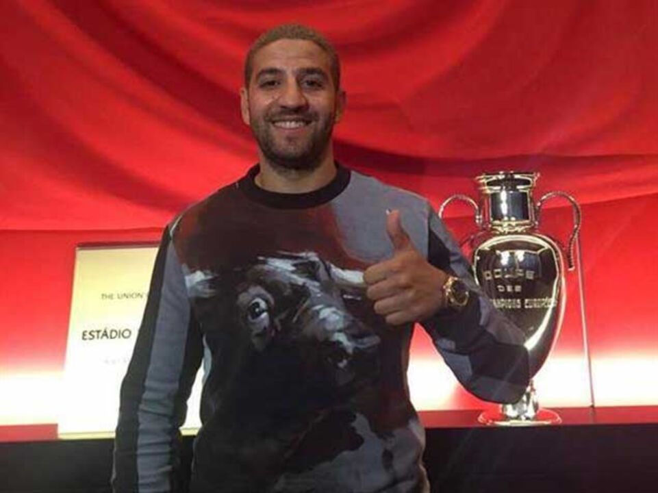 Águias oficializam assinatura de Taarabt por cinco épocas
