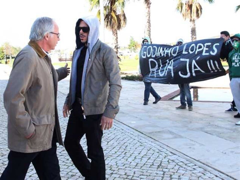 Associados pedem expulsão de Godinho Lopes