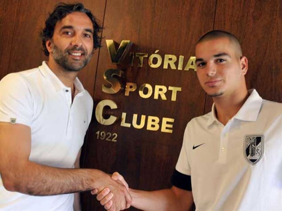 Jovem Diogo Gomes assina pelo Vitória