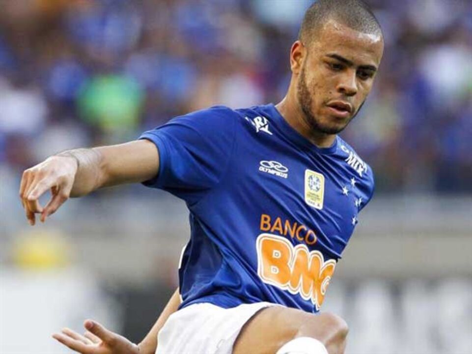 Mayke diz não ser tempo de analisar ofertas