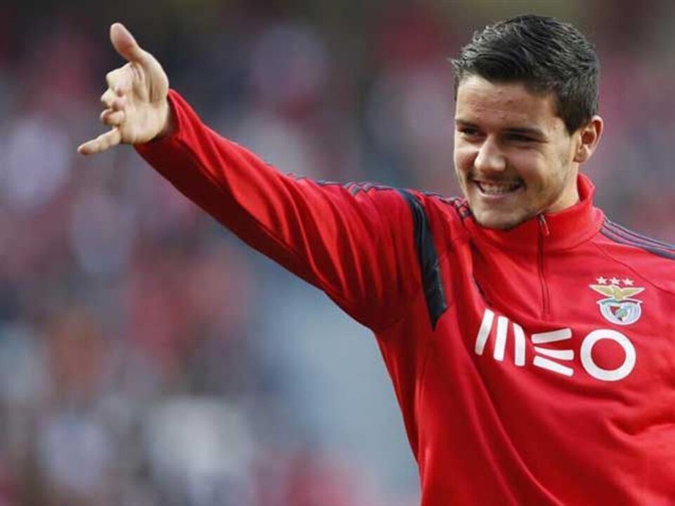 Loris Benito deixa águias e assina pelo Young Boys