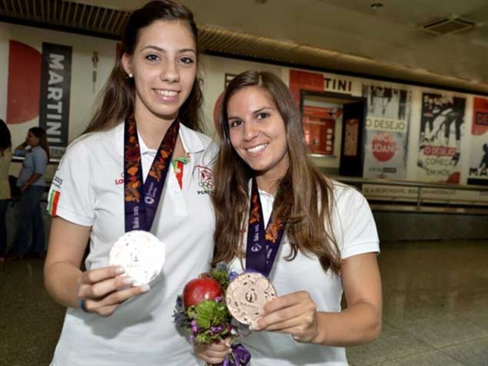 Dupla de bronze recebida em festa