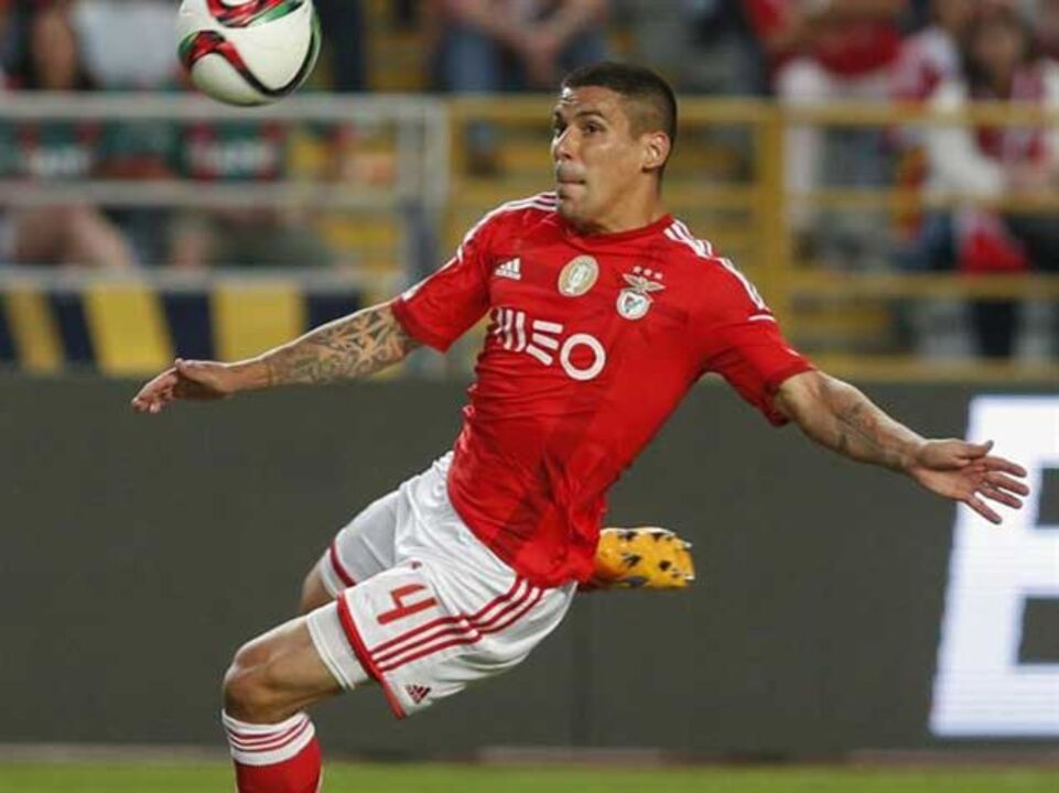 Maxi Pereira vai envolver a família na decisão