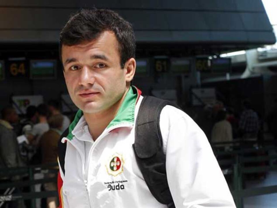Judo: Sergiu Oleinic apura-se para as meias-finais