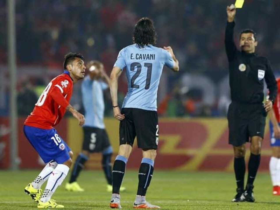 Jara investigado por colocar dedo no rabo de Cavani