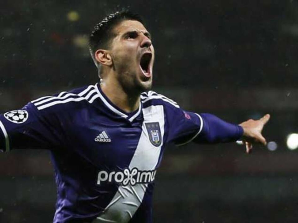 Mitrovic aguarda no Chipre por fumo branco