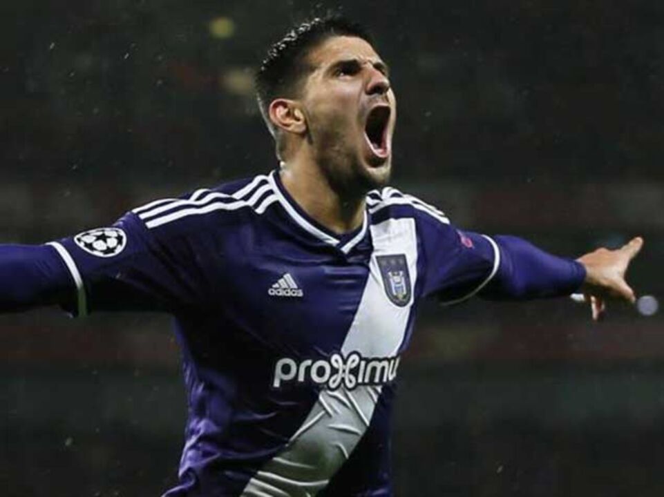 Chelsea entra na corrida por Mitrovic