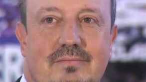 Rafa Benítez de lágrimas nos olhos na apresentação