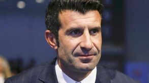 Luís Figo vai jogar em equipa de estrelas do Barcelona