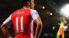 Ozil esteve na festa do Barcelona em Berlim