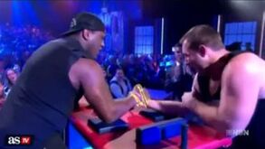 Australiano parte o braço a fazer o 