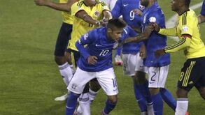 Neymar agarrou árbitro pelo pescoço e ofendeu-o