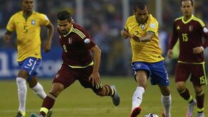 Brasil assegura primeiro lugar do grupo com vitória tremida