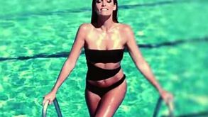Diana Chaves seduz na piscina 
