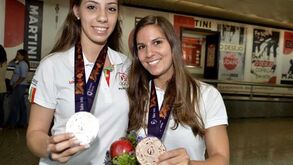 Dupla de bronze recebida em festa