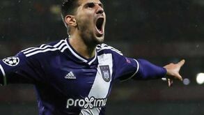 Mitrovic aguarda no Chipre por fumo branco
