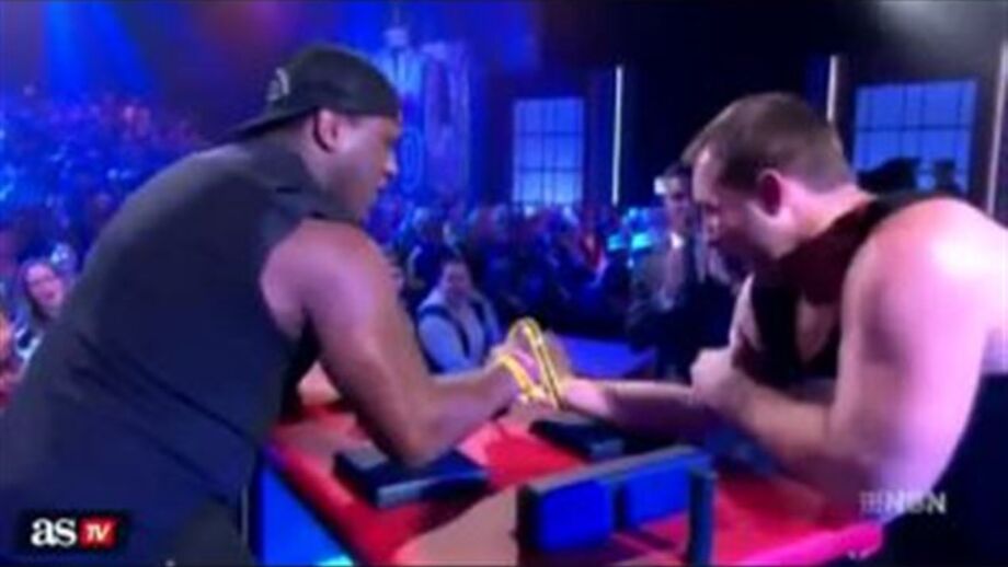 A agonia do oponente diz tudo, mas os gritos de Ross arrepiam...