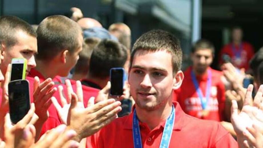 Zivkovic festeja em trânsito para a Luz