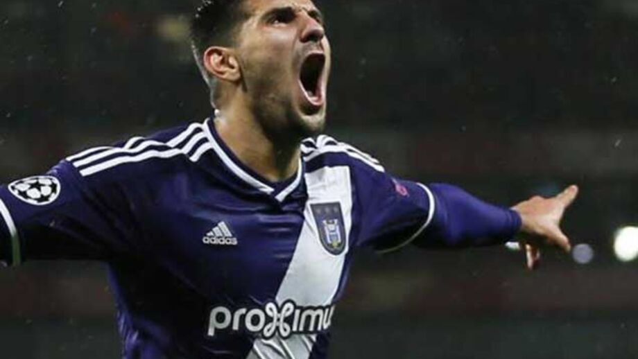 Mitrovic aguarda no Chipre por fumo branco