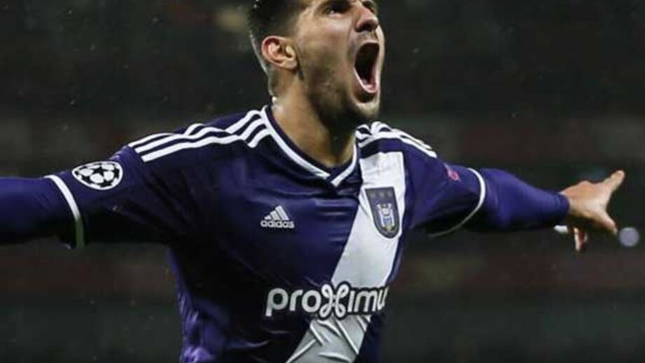 Chelsea entra na corrida por Mitrovic
