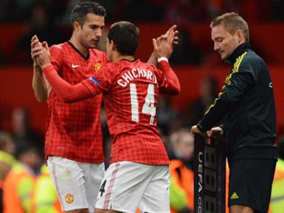 Merengues querem Van Persie a fazer de Chicharito