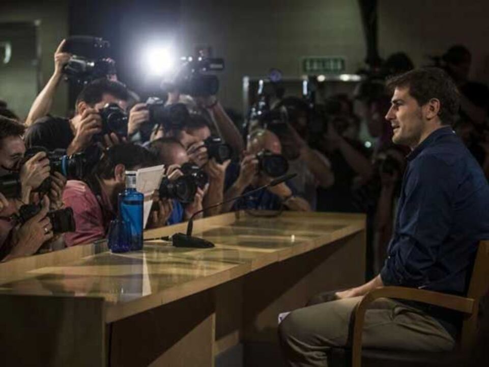 Casillas assina por dois anos com mais uma de opção