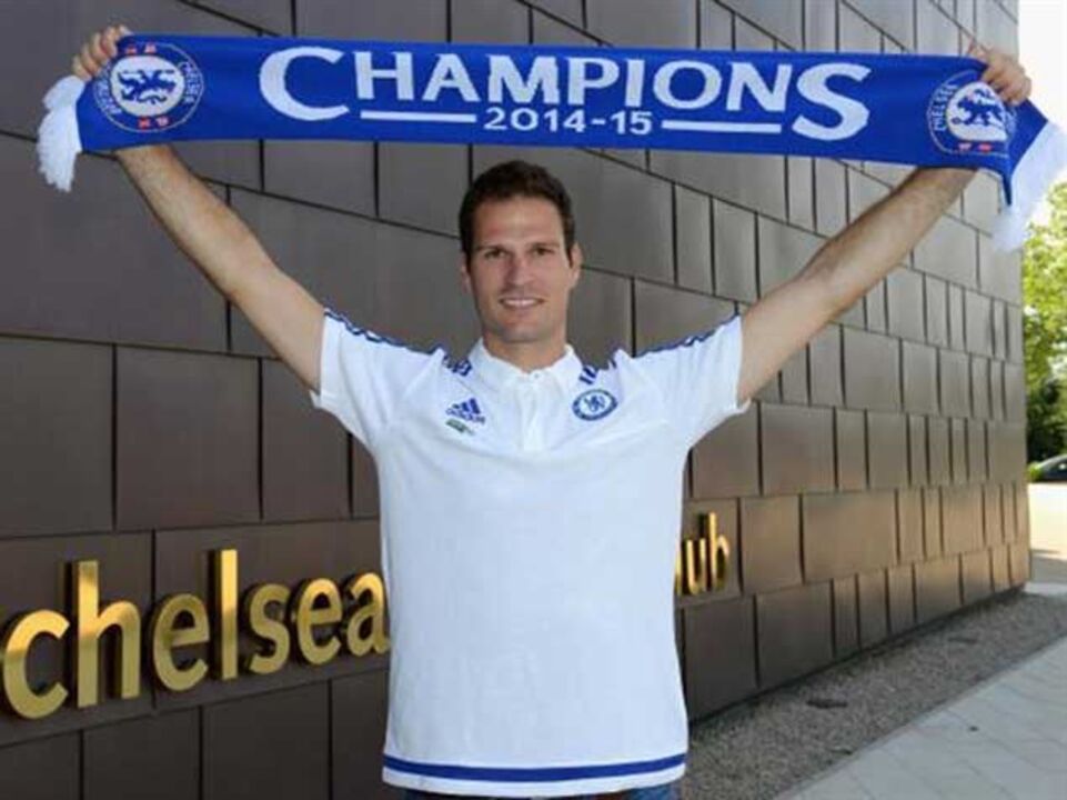 Chelsea confirma contratação de Begovic