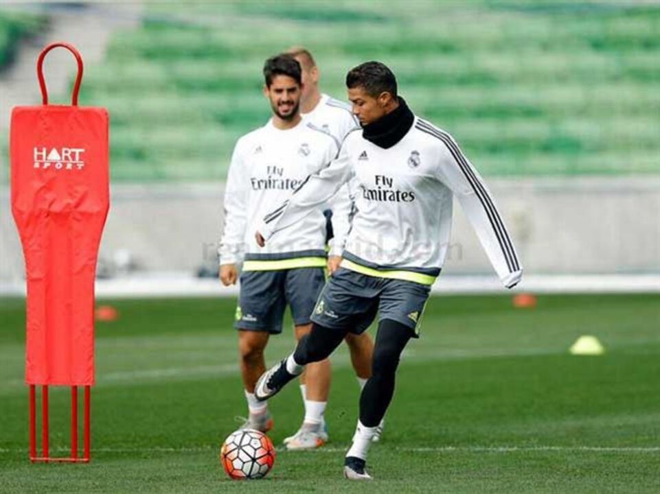 Danilo à margem do grupo no 1.º treino na Austrália