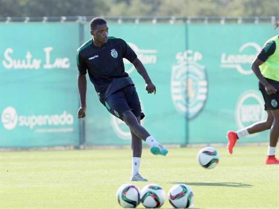 William Carvalho com fratura na tíbia