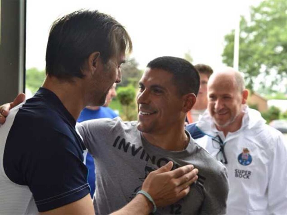 Dragões oficializam Maxi Pereira