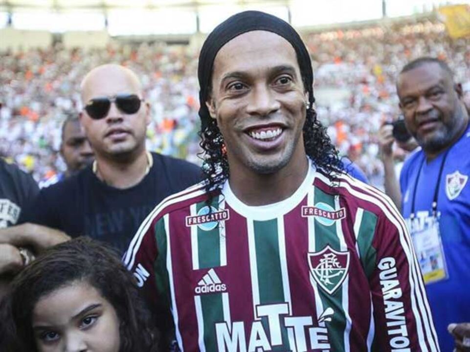 Ronaldinho recebe 113 mil euros... mesmo sem treinar