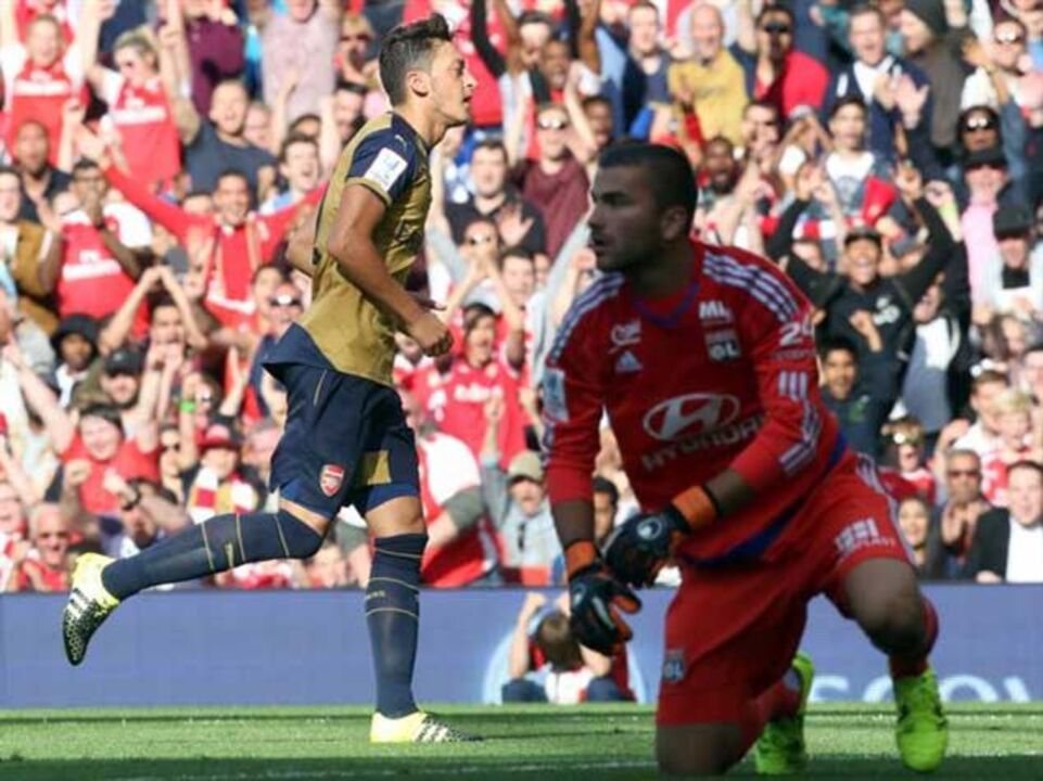 Arsenal goleia Lyon no arranque da Emirates Cup