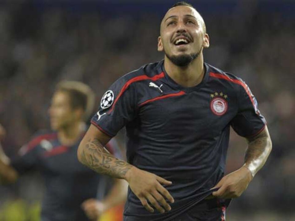Mitroglou de cabeça à roda com oferta do Trabzonspor