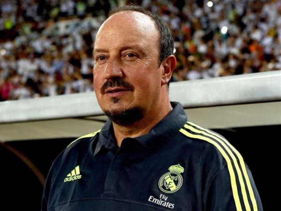 Rafael Benítez passa ao lado das "bocas" de Mourinho
