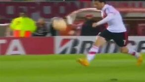 Ex-benfiquista Rodrigo Mora brilha com chapéu magnífico