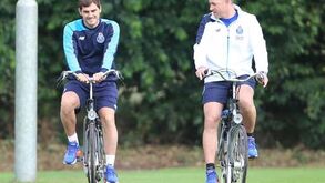 Três centenas de adeptos a espreitar Casillas