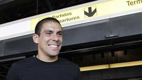 Maxi Pereira engrossa lista dos que voaram da Luz para o rival nortenho