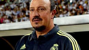 Rafael Benítez passa ao lado das "bocas" de Mourinho